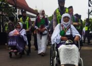 Sigap dan Tulus, Polwan Polres Bojonegoro Dampingi Calon Haji Lansia Menuju Bus