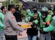 Humanis Polisi Kawal Aksi Damai Driver Ojol di Jember Sambil Berbagi Minuman Dingin