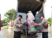Tanggap Bencana, Polisi Evakuasi Warga Terdampak Luapan Bengawan Solo di Tuban