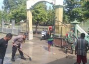 Gotong Royong Polisi dan TNI Bersama Warga Bersihkan Sisa Meterial Banjir di Tuban