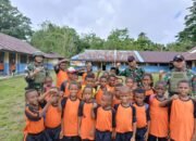 Satgas Yonif 131/Brajasakti Bersama Siswa Gotong Royong Ciptakan Lingkungan Belajar yang Nyaman
