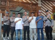 Wakapolres Metro Jakarta Barat Serahkan Bantuan untuk Renovasi Masjid Al Ikhlas Tambora