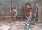 Babinsa Musuk Bantu Pembuatan Kandang Di Desa Lampar