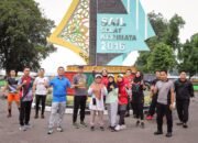 Kapolres Kayong Utara Dan Anggota Gelar Jalan Sehat Bersama Masyarakat.