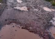 Warga Parit Pangeran III Keluhkan Jalan Berlubang Dan Becek.