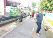 Babinsa Bersihkan Lingkungan, Desa Sehat dan Asri