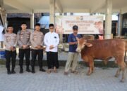 Kapolres Kediri Kota Serahkan Hewan Kurban dari Kapolda Jatim pada Pondok Pesantren