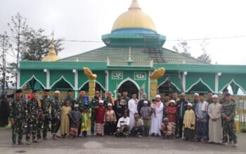 Satgas Yonif 521/DY Mengadakan Sholat Idul Adha dan Penyerahan Hewan Kurban di Masjid Al Aqsa 1446 H/2025 M Distrik Walesi