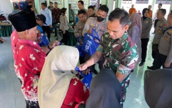 Apresiasi Buruh Tani, Polres Situbondo dan Forkopimda Berbagi Sembako Usai Panen Raya Jagung
