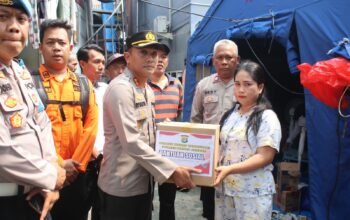 Polri Hadir Membawa Harapan di Tengah Duka Kebakaran Pabrik Lilin Krukut Tamansari Jakbar