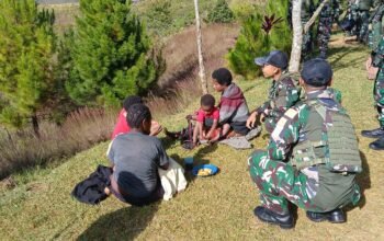 Satgas Yonif 521/DY Mengenal Lebih Dekat Dengan Masyarakat di Distrik Napua
