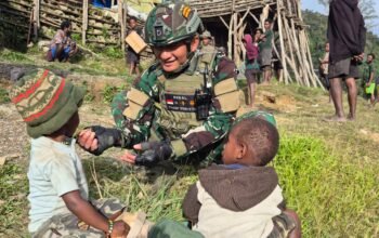 Tangan-Tangan Prajurit, Hati yang Merakyat dan Kisah Heroik Satgas TNI di Kampung Wombru