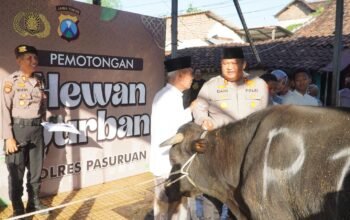 Polres Pasuruan Bagikan 750 Paket Daging Kurban kepada Warga Sekitar