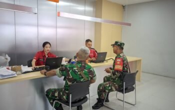 Tak Kenal Hari libur Babinsa Kratonan Tetap Komsos dengan Karyawan Toko Komputer