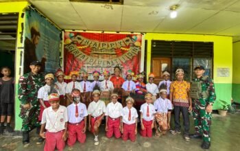 Satgas Yonif 131/Brajasakti Hadiri Momen Kelulusan Siswa SD YPPK Wembi di Perbatasan Papua