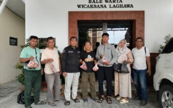Jalin Silaturahmi, Kapolres Pasuruan Bagikan Daging Kurban kepada Insan Pers