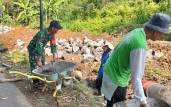 Babinsa Nogosari Bersama Warga Pastikan Aliran Air Tetap Lancar