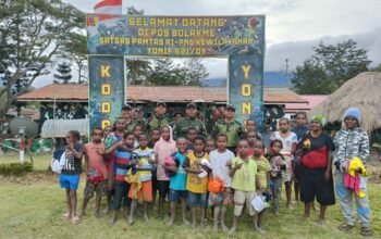 Berbagi Kasih Satgas Yonif 521/DY Bagikan Pakaian Layak Pakai Kepada Anak – Anak Dan Warga Masyarakat Distrik Bolakme