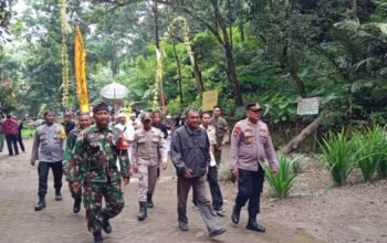 Polres Probolinggo Kawal Kegiatan Adat Mendak Tirta di Air Terjun Madakaripura Jelang Yadnya Kasada
