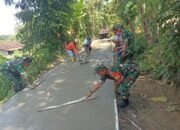 Babinsa Desa Poleng Berjibaku, Bantu Warga Cor Jalan Kampung