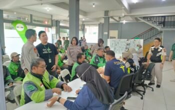 Biddokkes Polda Jatim Gelar Bakti Kesehatan Berkah Bagi Ribuan Ojol di Hari Bhayangkara ke 79