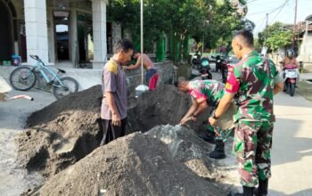 Babinsa Berperan Aktif, Bantu Warga Pelebaran Selokan