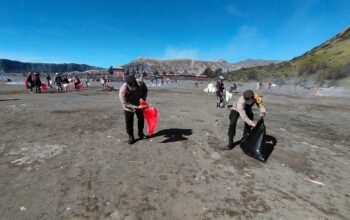 Sambut Hari Bhayangkara ke-79, Polres Probolinggo Bersih – bersih di Gunung Bromo