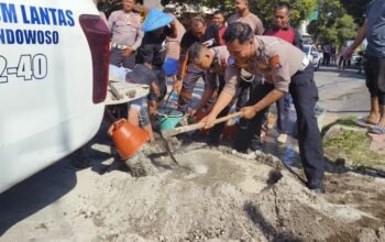 Minimalisir Laka Lantas Polres Bondowoso Tambal Jalan Berlubang: Bakti Polri di Hari Bhayangkara ke – 79