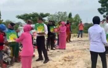 Hari Bhayangkara ke-79 Polres Lamongan Salurkan Bansos untuk Pemulung di TPA