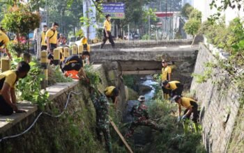 Sinergitas Polres Batu dan TNI di Hari Bhayangkara ke – 79, Peduli Lingkungan Bersihkan Sungai