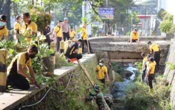 Sinergitas Polres Batu dan TNI di Hari Bhayangkara ke – 79, Peduli Lingkungan Bersihkan Sungai