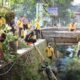 Sinergitas Polres Batu dan TNI di Hari Bhayangkara ke – 79, Peduli Lingkungan Bersihkan Sungai