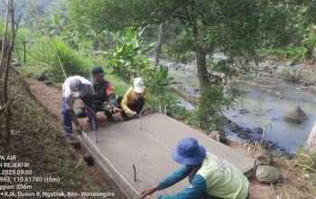Sinergi TNI Dan Warga Kalinanas Buat Pondasi Pompa