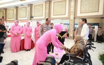 Hari Bhayangkara ke -79 Polda Jatim Beri Bantuan Tongkat dan Kursi Roda Bagi Kaum Difabel