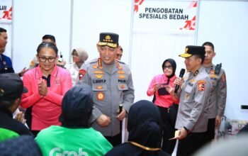 Kapolri Bagikan Sembako dan Alat Bantu Disabilitas di Puncak Bakti Kesehatan