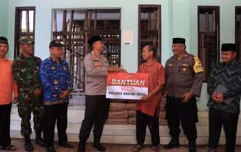 Kapolres Kediri Kota Berikan Bantuan Material Pembangunan Masjid di Tempurejo Pesantren