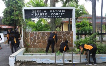 Polres Ngawi Gelar Bakti Religi di Hari Bhayangkara ke-79, Bersih – bersih di Sejumlah Tempat Ibadah