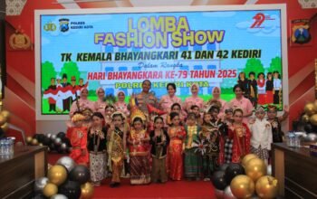 Ceria Anak TK Meriahkan Lomba Fashion Show Hari Bhayangkara ke-79 di Kediri