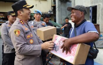 Hari Bhayangkara ke -79 Polres Pelabuhan Tanjungperak Gelar Baksos, Puluhan Pengemudi Bentor dan Kuli Panggul Full Senyum