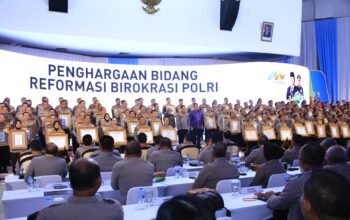 Kapolri Berikan Penghargaan Pembangunan Zona Integritas WBK Kepada Divisi Humas Polri