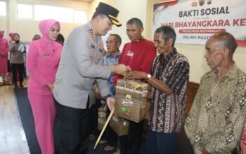 Polres Magetan Sambut Hari Bhayangkara ke -79 Berbagi Sembako di Wihara Vimalakirti Genilangit Poncol