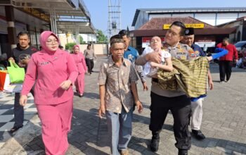 Polres Blitar Gelar Khitan Massal Salurkan Bansos untuk Anak Yatim Piatu dan Difabel di Hari Bhayangkara ke – 79