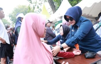 Ratusan Warga Manfaatkan Layanan Kesehatan Gratis Polda Jatim di CFD Hari Bhayangkara ke-79