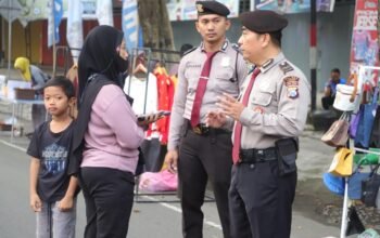 Dekatkan Diri Dengan Masyarakat, Polres Kediri Rutin Patroli Humanis di CFD Pare