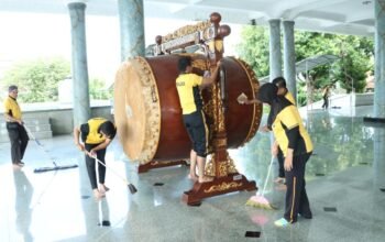 Bersihkan Masjid Agung, Puluhan Personel Polres Bangkalan Gelar Bakti Religi Sambut Hari Bhayangkara ke-79