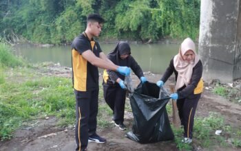 Polri Peduli Lingkungan: Polres Jember Gelar Aksi Bersihkan Sungai Bedadung di Hari Bhayangkara ke-79