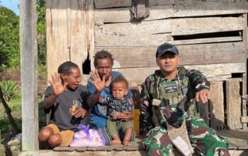 Satgas Yonif 521/DY Berbagi Kasih Door to Door kepada Masyarakat di Distrik Benawa