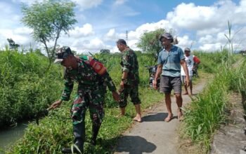 Babinsa dan Warga Kerja Bakti Jaga Kelancaran Irigasi