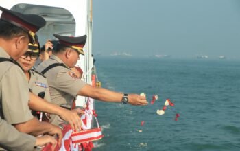 Polda Jatim Tabur Bunga di Laut Kenang Semangat Juang Pahlawan di Hari Bhayangkara ke -79