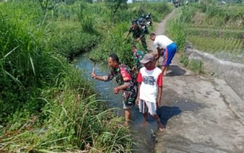 Babinsa Dan Warga Kerja Bakti Jaga Kelancaran Irigasi